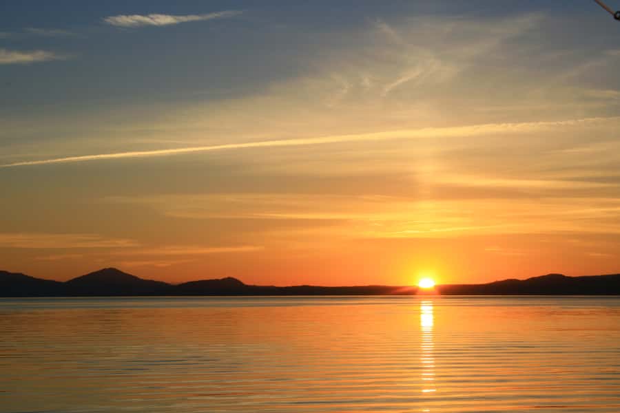 Lake Taupo: 1.5-Hour Maori Rock Carvings 5:00 PM Cruise - What the 5:00 PM cruise feels like