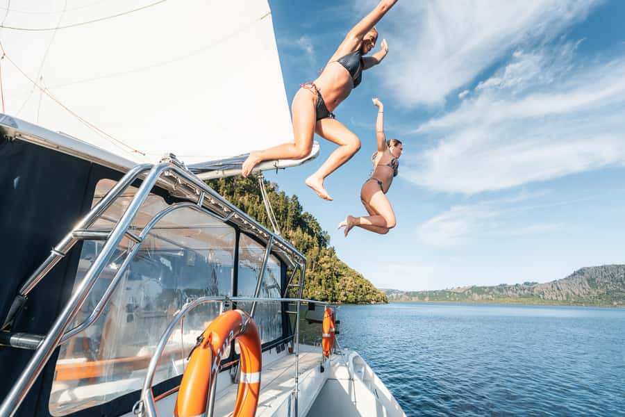 Lake Taupo: Luxury Sailing Catamaran to Māori Rock Carvings - The crew makes the difference