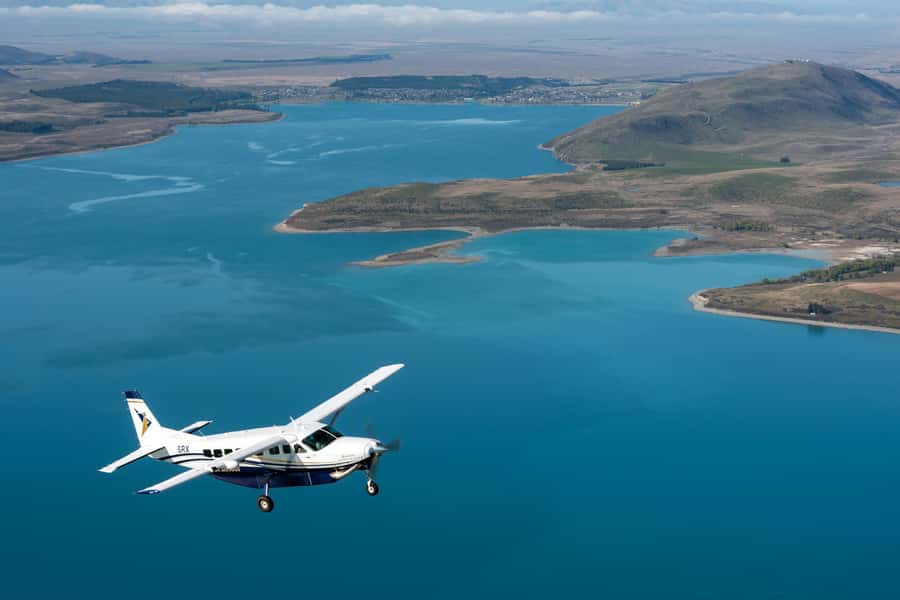 Lake Tekapo: 50-Minute Mount Cook and Beyond Scenic Flight - Aoraki Mount Cook and the turquoise lakes