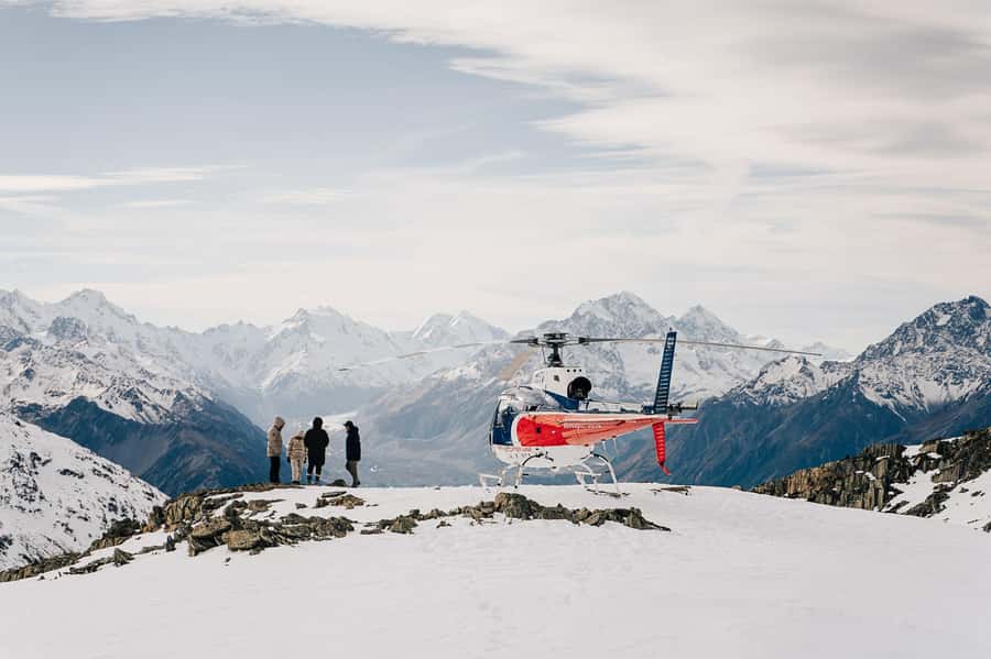 Mount Cook: Mountains High 40 minute Flight - The snow stop and photo opportunity