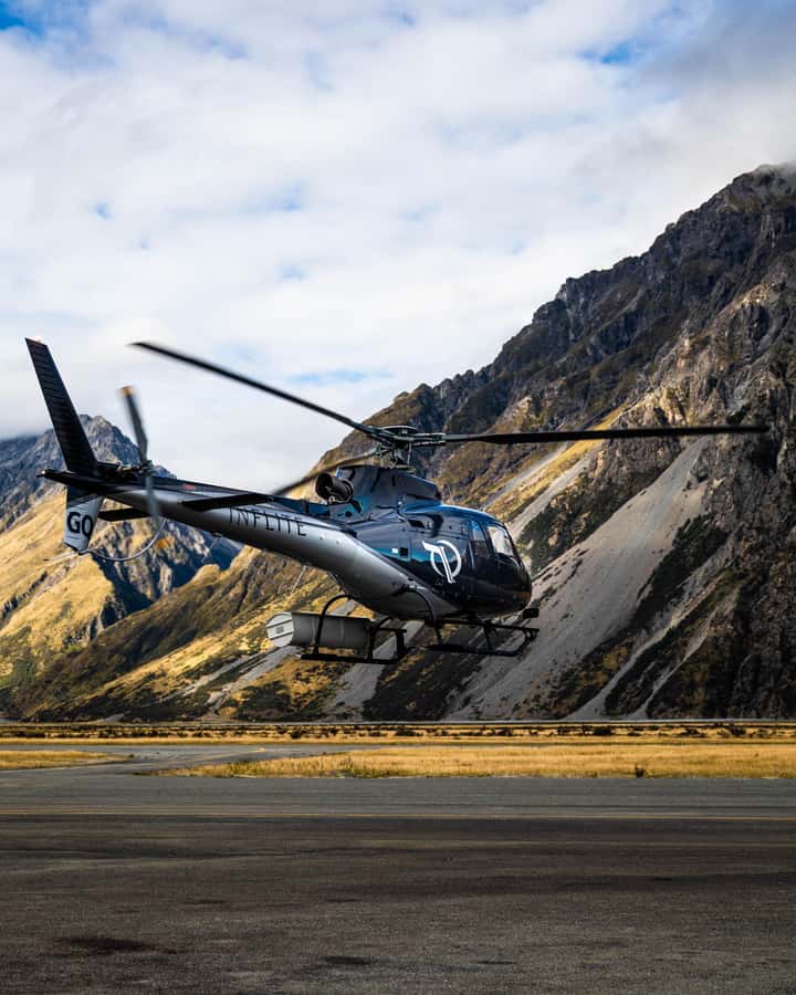 Mount Cook: Ski Plane and Helicopter Glacier Combo Flight - Flying over the Tasman Valley