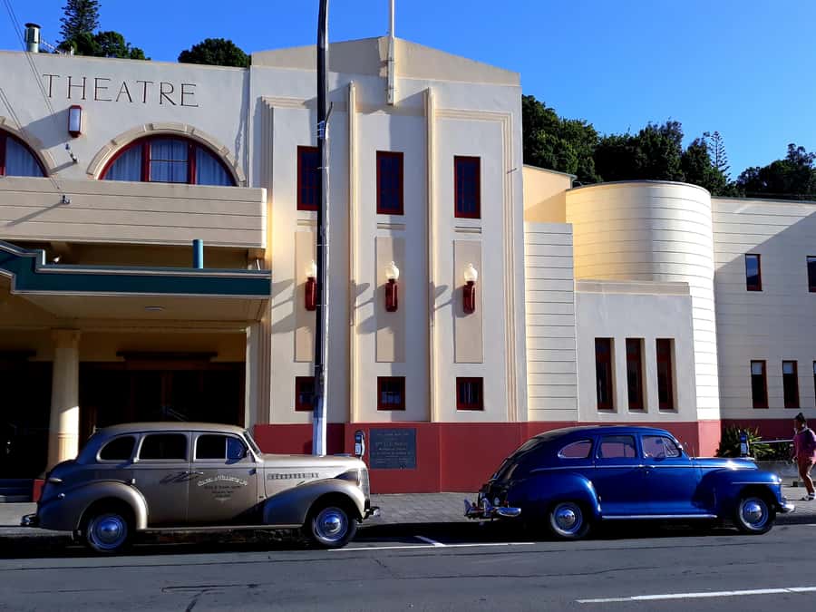 Napier: Art-Deco + Te Mata Peak+ Garden Walk + Wine Tasting - Bluff Hill shows the port from above