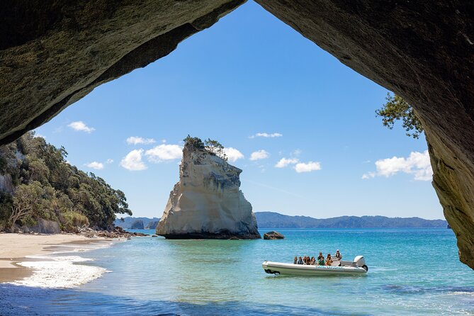 One Hour Cathedral Cove Boat Tour in Hahei - The five-minute ride to Cathedral Cove