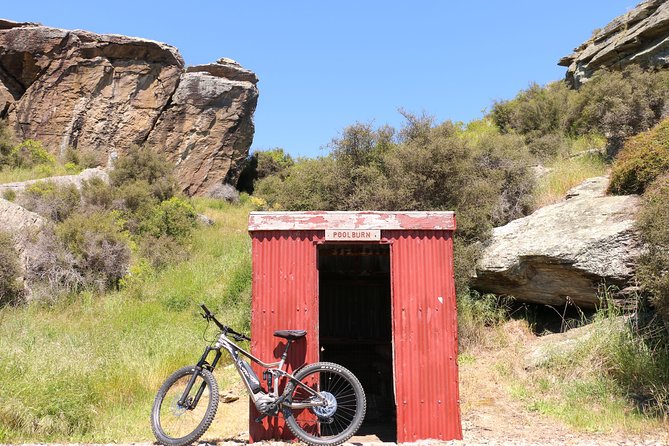 Otago Central Rail Trail One Day Wonder Cycle tour - Omakau after 17 kilometres: coffee with a purpose