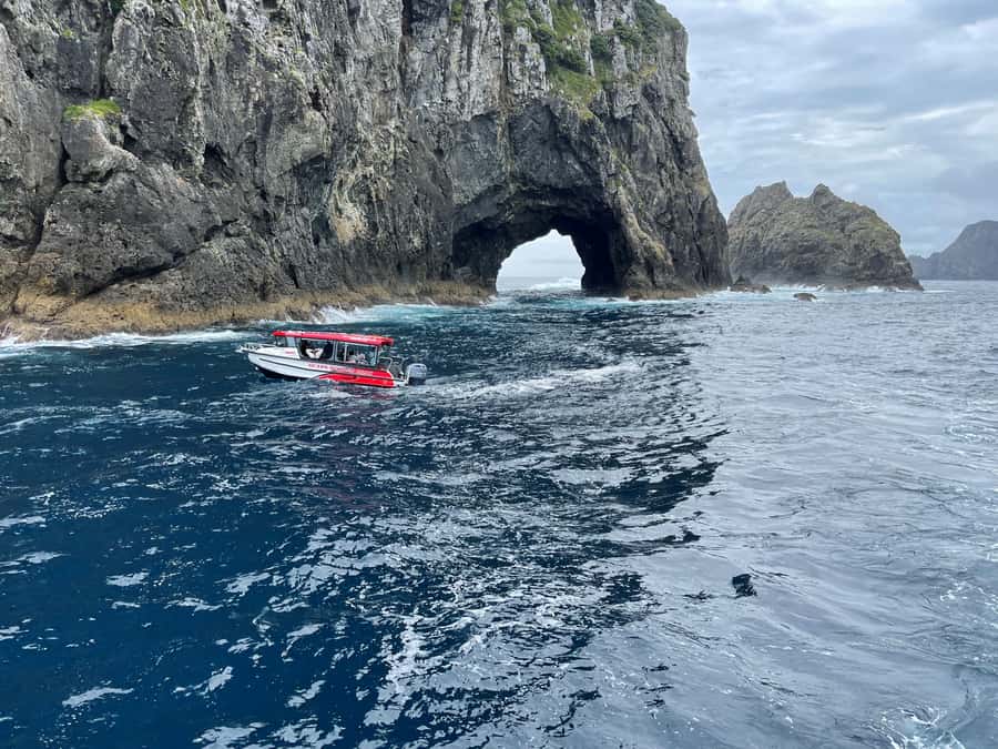 Paihia: Glass Bottom Boat Tour to the Hole in the Rock - Approaching the Hole in the Rock