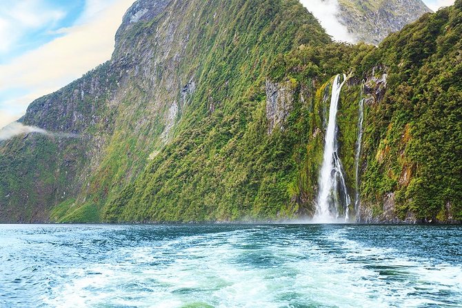 Premium Milford Sound Tour, Cruise & Lunch from Te Anau - Lake Gunn and the Hollyford River add quieter moments