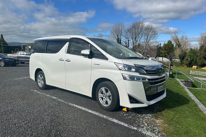 Private Auckland Airport Transfer: to/from City Hotels in Minivan - The minivan, luggage space, and useful extras