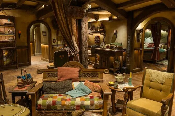 Private Hobbiton, Waitomo Caves, Blue Spring & Hamilton Transfer - Hamilton and Waikato stops on the return