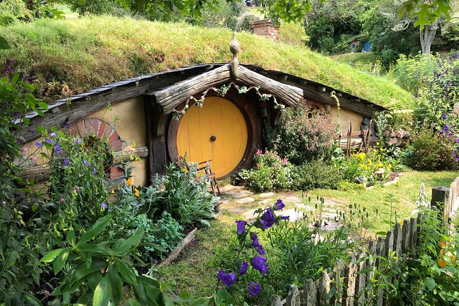 Private Luxury Tour to Hobbiton Movie Set & Waitimo Glowworm Cave - Lunch and the road to Waitomo