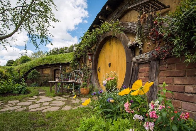 Private Luxury Tour to Hobbiton Movie Set & Waitimo Glowworm Cave - Leaving Auckland at 6:30 am