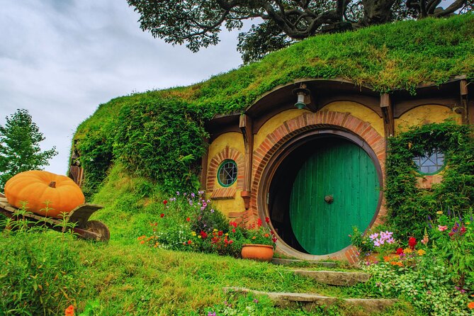 Private Tour: Hobbiton Movie Set, Rotorua Mud Pool & Treewalk - What private touring adds to the day