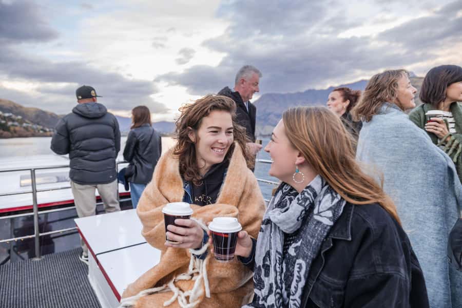 Queenstown: Lake Wakatipu Scenic Cruise - The onboard bar and the best time for a drink