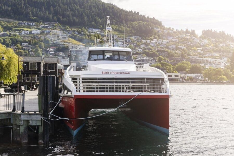 Queenstown: Lake Whakatipu Boat Trip - Commentary adds context, but listen from the right spot
