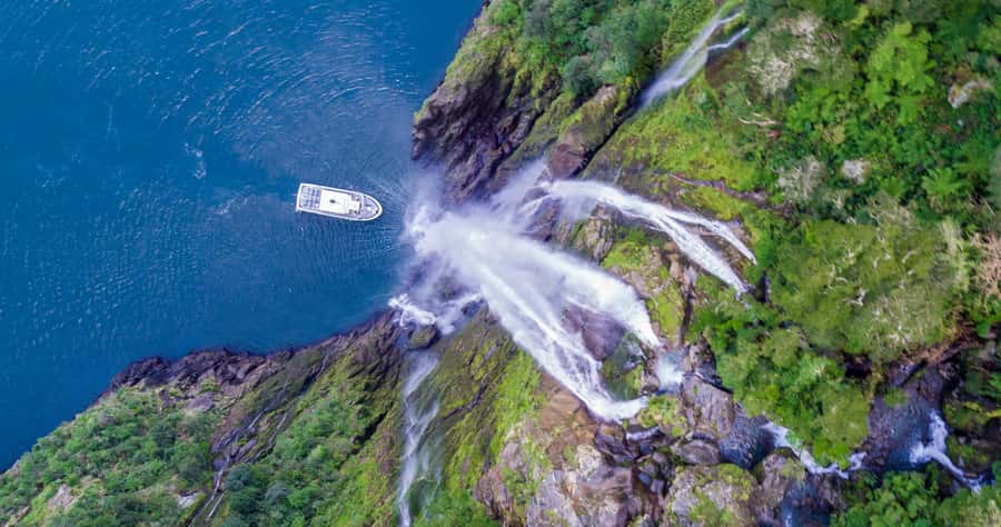 Queenstown: Milford Sound Small-Group Tour w Cruise & Lunch - Te Anau gives you a useful halfway break
