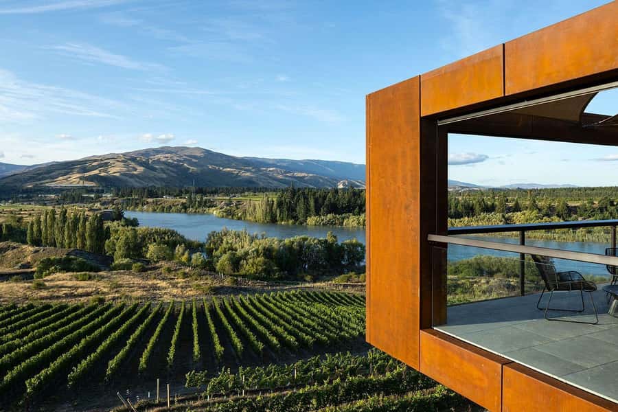Queenstown: Premium Full-Day Central Otago Wine Tasting Tour - Kinross: a generous first hour in Gibbston