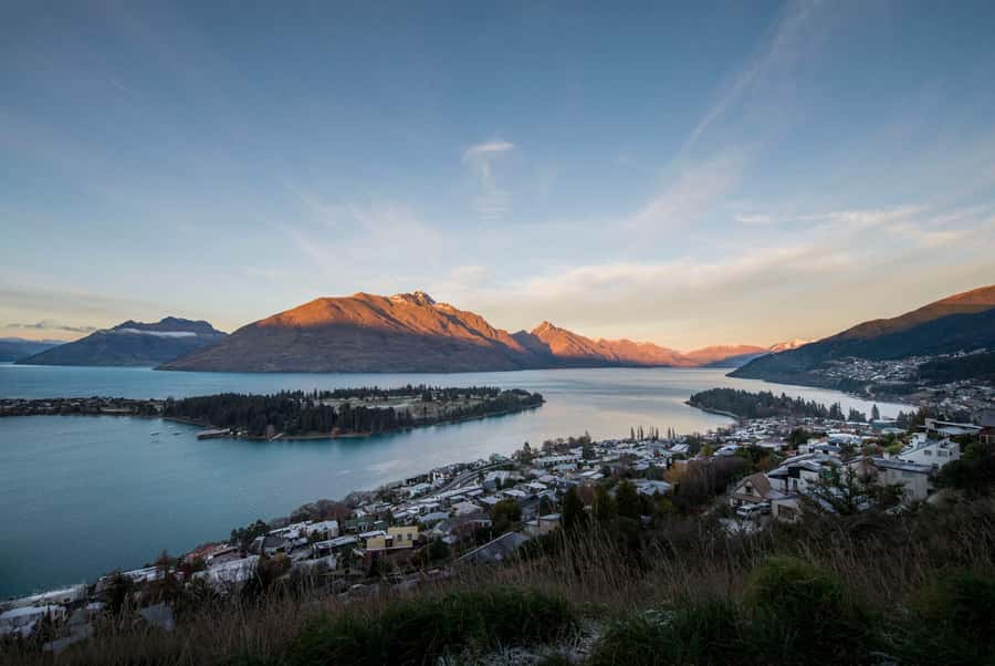 Queenstown: Scenic Highlights, Tour with Wine & Lake Cruise - Arrowtown, gold mining, and the bakery-pie decision