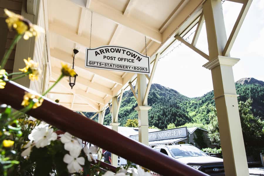 Queenstown: Scenic Highlights, Tour with Wine & Lake Cruise - Lake Hayes and the drive back to town