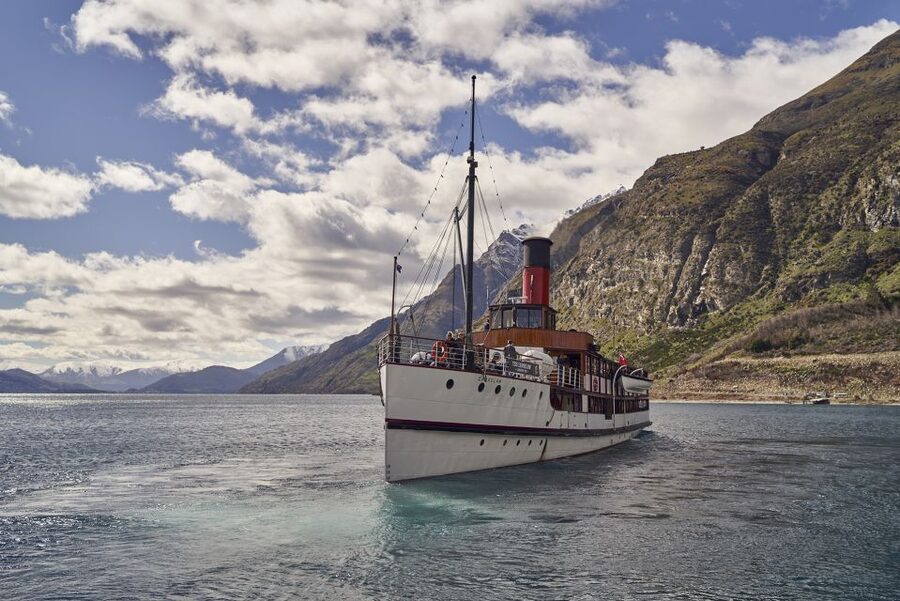 Queenstown: TSS Earnslaw Cruise of Lake Whakatipu - Finding the best views on Lake Whakatipu