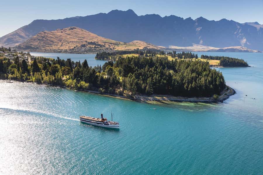 Queenstown: TSS Earnslaw Cruise of Lake Whakatipu - Boarding the century-old steamship