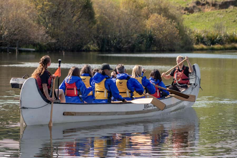 Rotorua: Evening Big Kanu Starlight Tour - Sunset, bush, and local stories along the shore