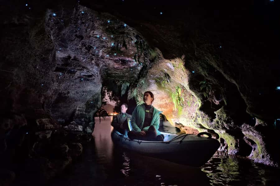 Rotorua: Glow Worm Kayak Tour - From Rotorua iSite to the lake in 15 minutes