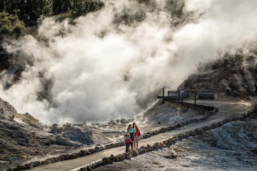 Rotorua: Hell's Gate Outdoor Mud Spa & Guided Walk - A geothermal reserve with a spa at the end