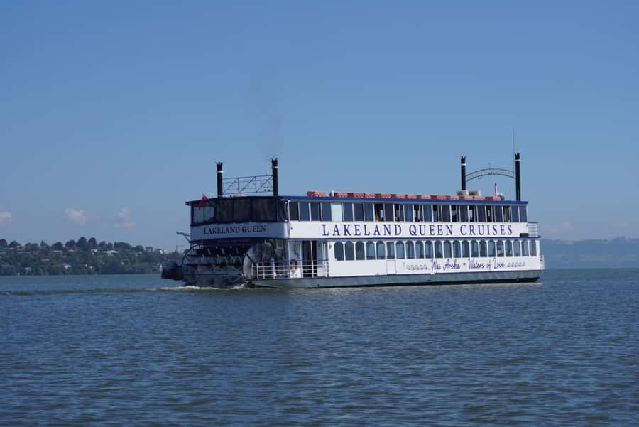 Rotorua: Lake Rotorua Cruise with Buffet Dining Option - What happens during the 90-minute sailing