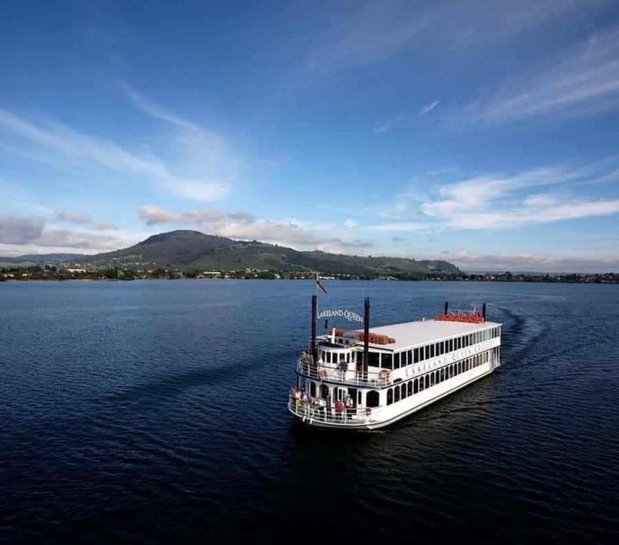 Rotorua: Lake Rotorua Cruise with Buffet Dining Option - How the buffet fits the experience