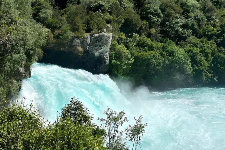 Rotorua & Taupo DayTour Waiotapu & Huka Falls from Auckland - Guides are the real variable
