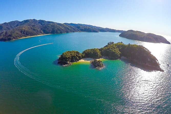 Seal Sanctuary Tour - Guided Kayaking - New Zealand - Kayaking the Astrolabe coastline