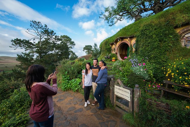 Small-Group Hobbiton Tour from Auckland with Party Marquee Lunch - The 7:00 am pickup from central Auckland