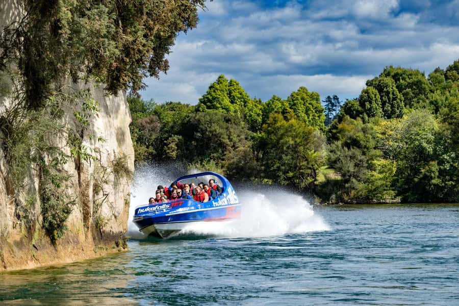 Taupō: Huka Falls 30-Minute Jet Boat Experience - What happens during the 30-minute ride