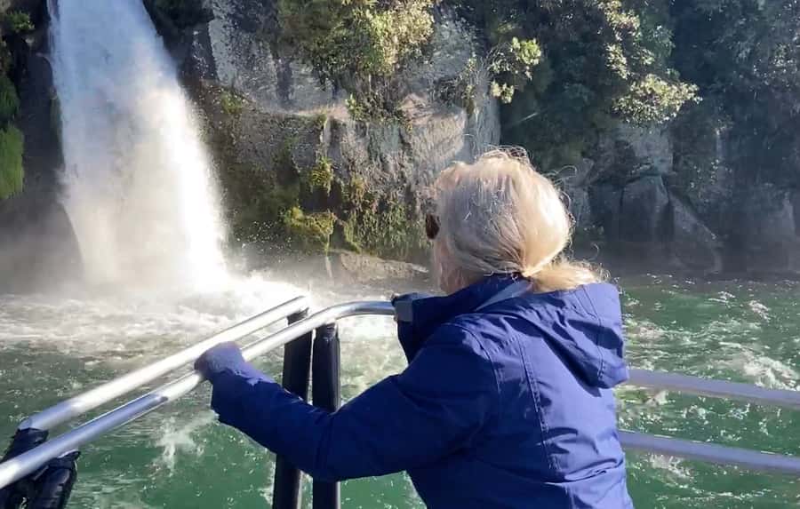 Taupo: Lake Taupo Western Bays Catamaran Tour with Bush Walk - Leaving Kinloch Marina and getting up to speed