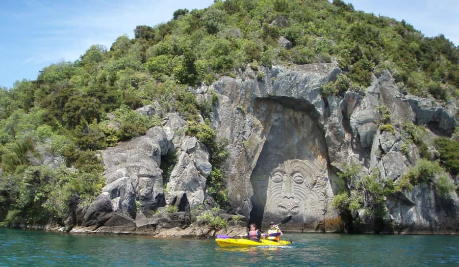 Taupo: Maori Rock Carvings Kayaking Tour - The paddle across Lake Taupo