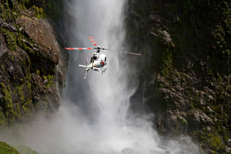 Te Anau: 30-Minute Fiordland National Park Scenic Flight - Hidden lakes and the lower Kepler Mountains