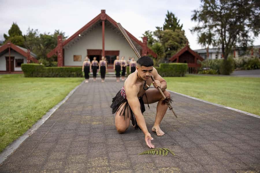 Te Puia: Te Rā Guided Day Tour + Haka Cultural Performance - The 90-minute guided walk through the geothermal valley