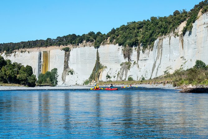 The Awesome Scenic Rafting Adventure - Full Day Rafting on the Rangitikei River - A riverside picnic breaks up the paddling