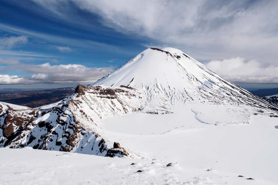 Tongariro Alpine Crossing: Premium Guided Hike - Craters, mineral colours, and Mt Ngauruhoe