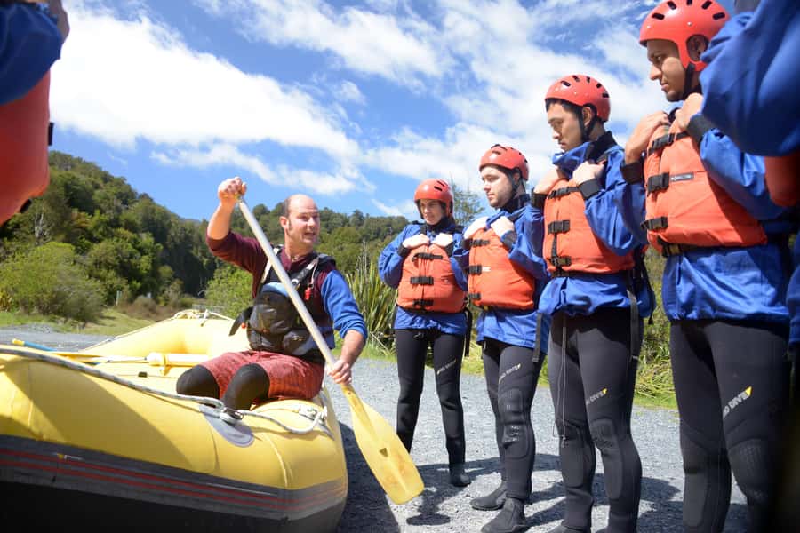 Tongariro River: Grade 3 Whitewater Rafting - The guide and group experience