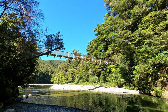 Wellington's Original LOTR Experience - includes Weta and Lunch - Lunch at Aston Norwood Gardens breaks up the driving